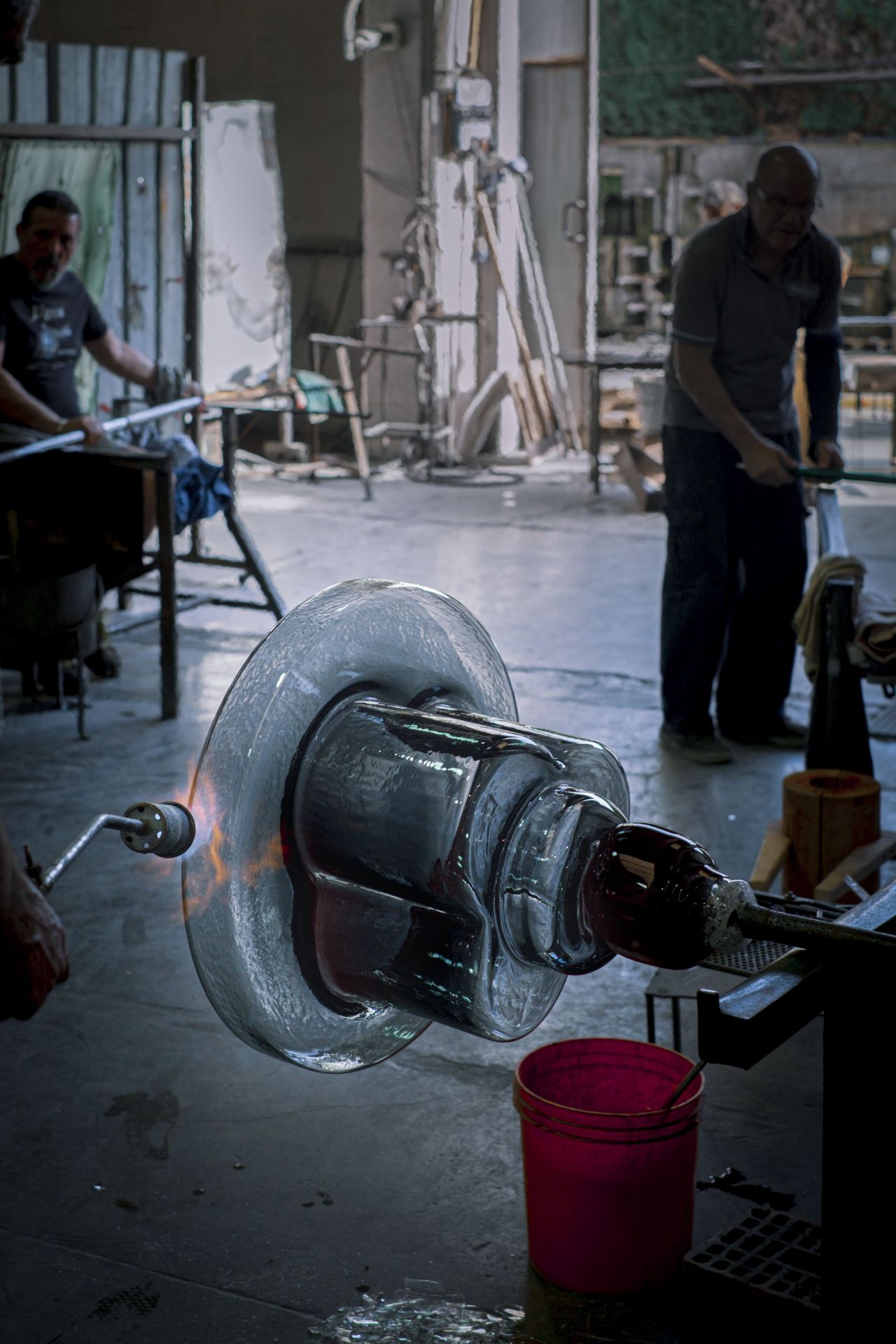 Detailaufnahme der Herstellung eines Soda Beistelltisches aus Muranoglas in Bernstein von Miniforms.