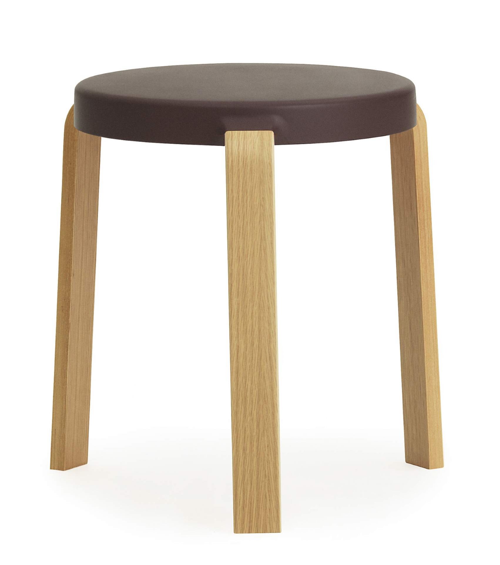 Normann Copenhagen Tap Hocker mit braunem Sitzpolster und hellen Holzbeinen, modernes skandinavisches Design für Esszimmer und Küche.