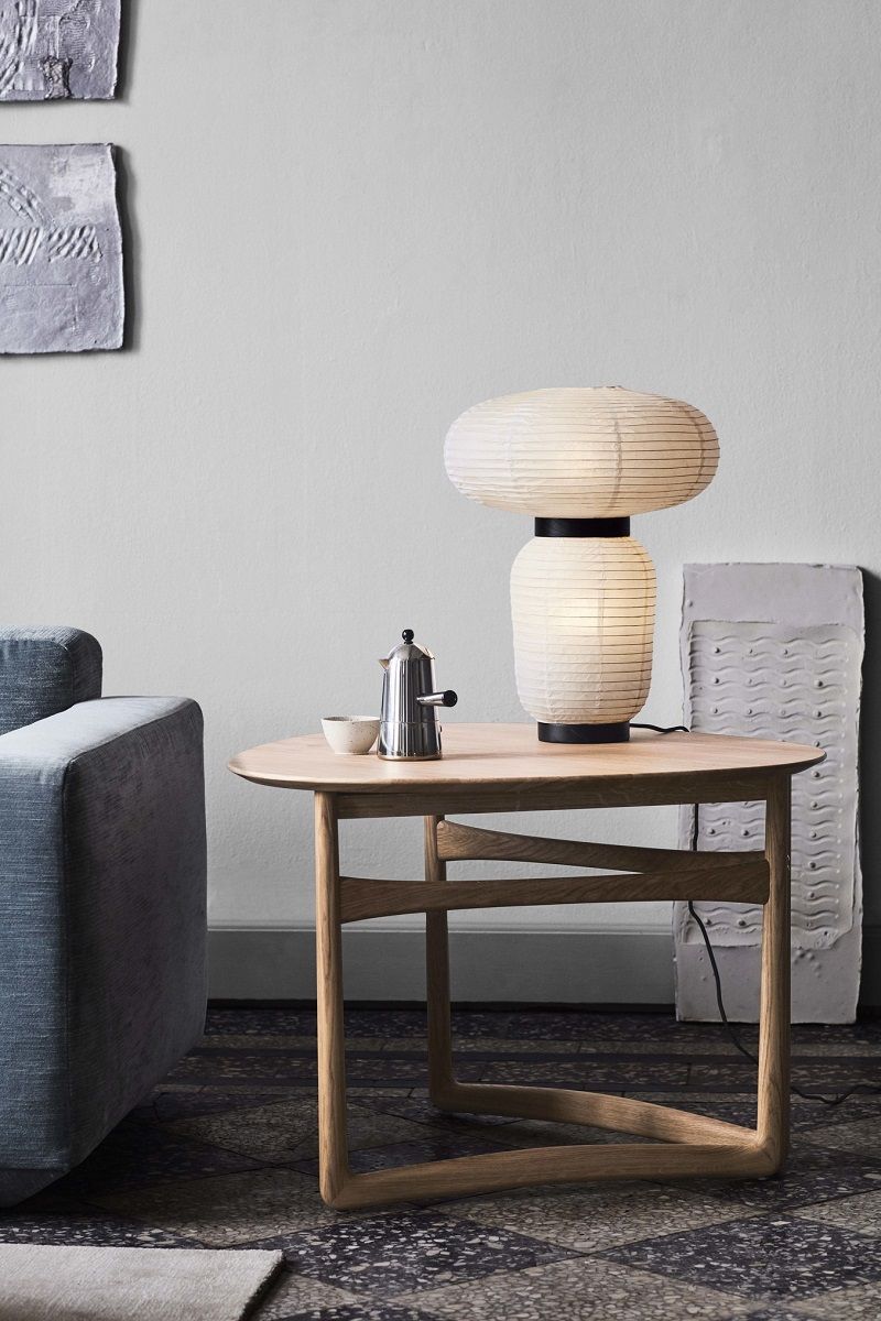 AndTradition Drop Leaf HM5 Lounge Table Beistelltisch aus Eiche mit Lampe, Kaffeekanne und Tasse.
