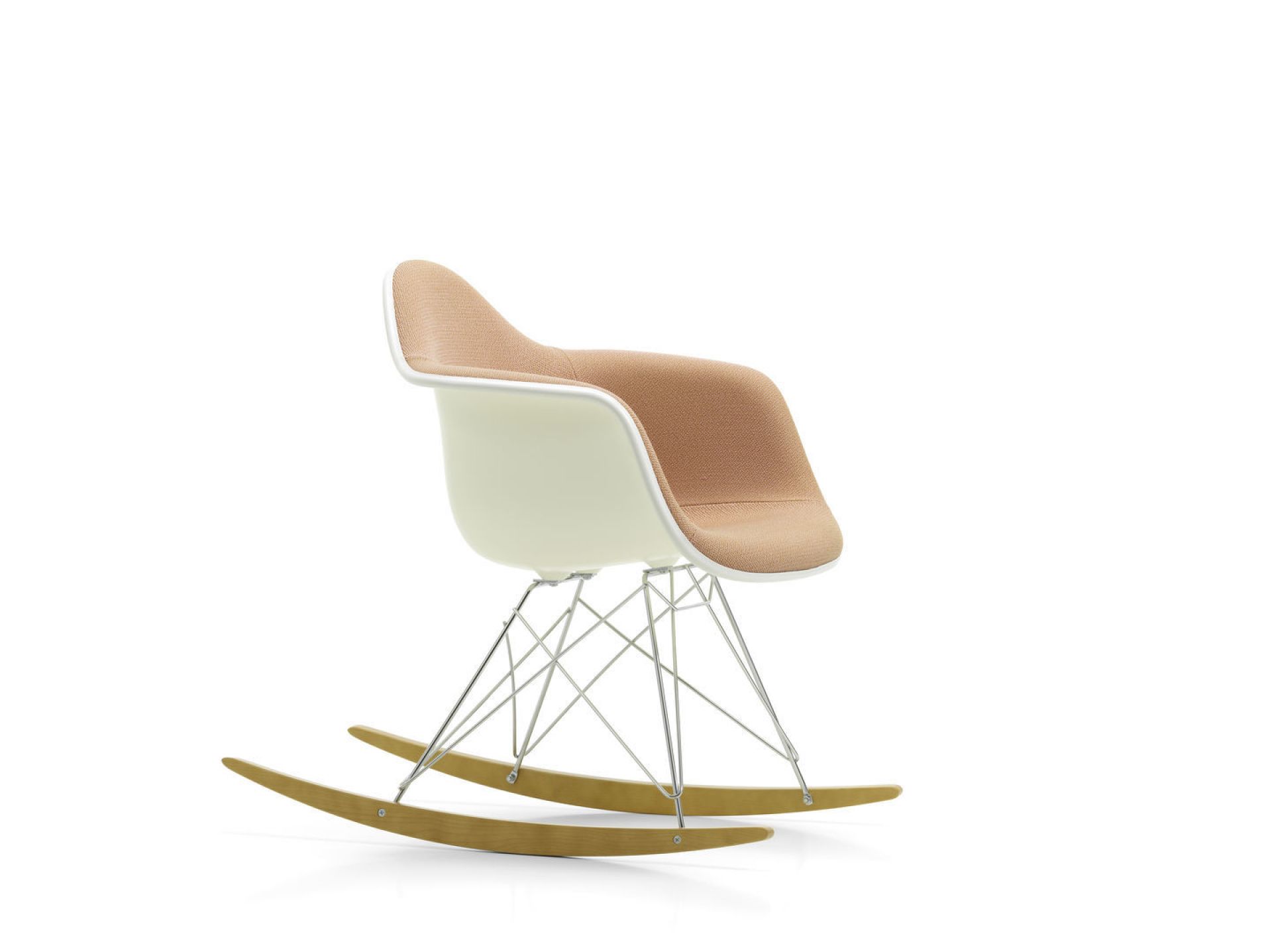 Eames Plastic Armchair RAR Schaukelstuhl von Vitra, vollgepolstert in Beige, mit Ahorn-Kufen und verchromtem Gestell.