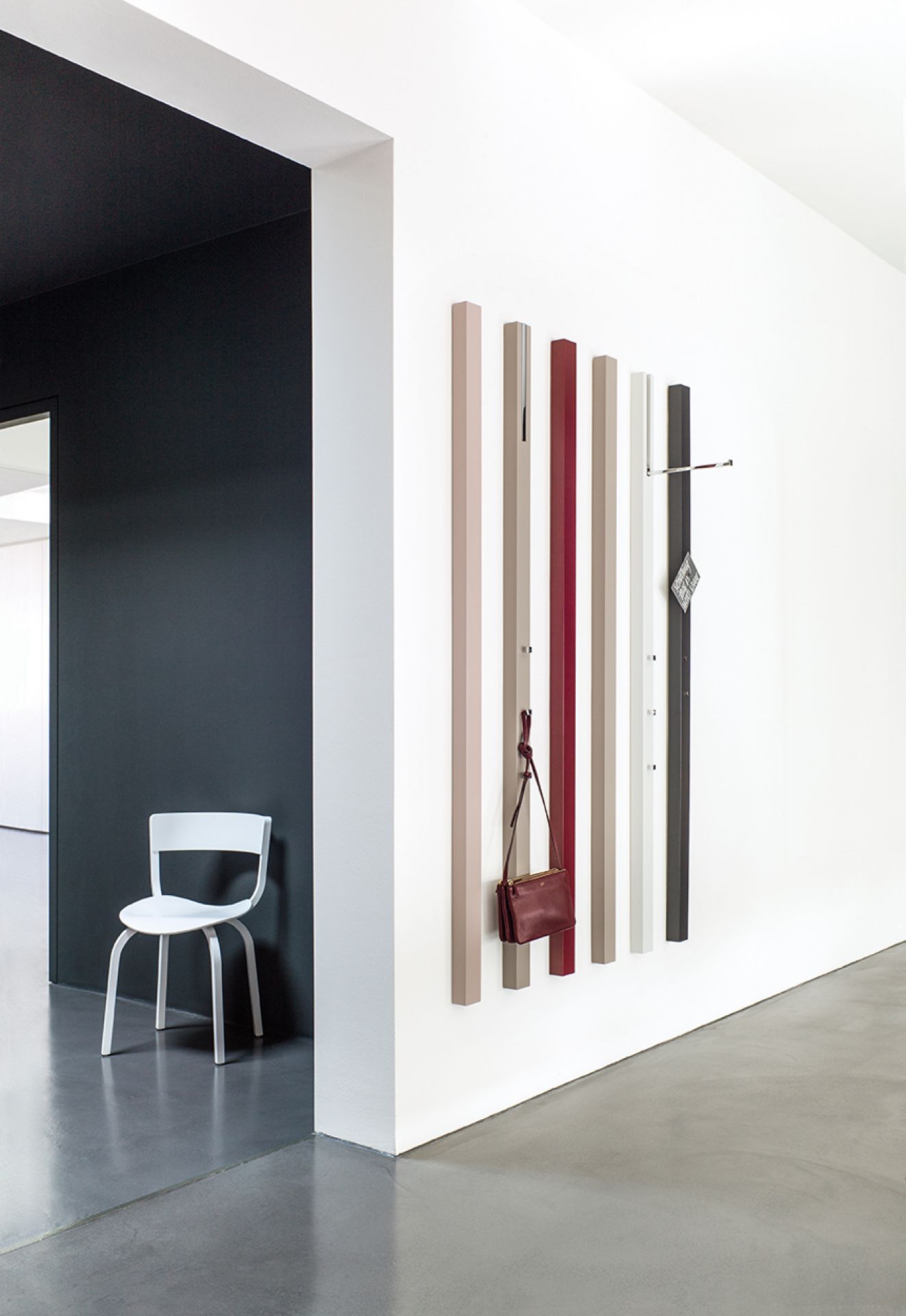 Line Garderobenelement Kieselstein von Schönbuch: Wandgarderobe mit farbigen Holzleisten, Haken und Tasche. Modernes Design.