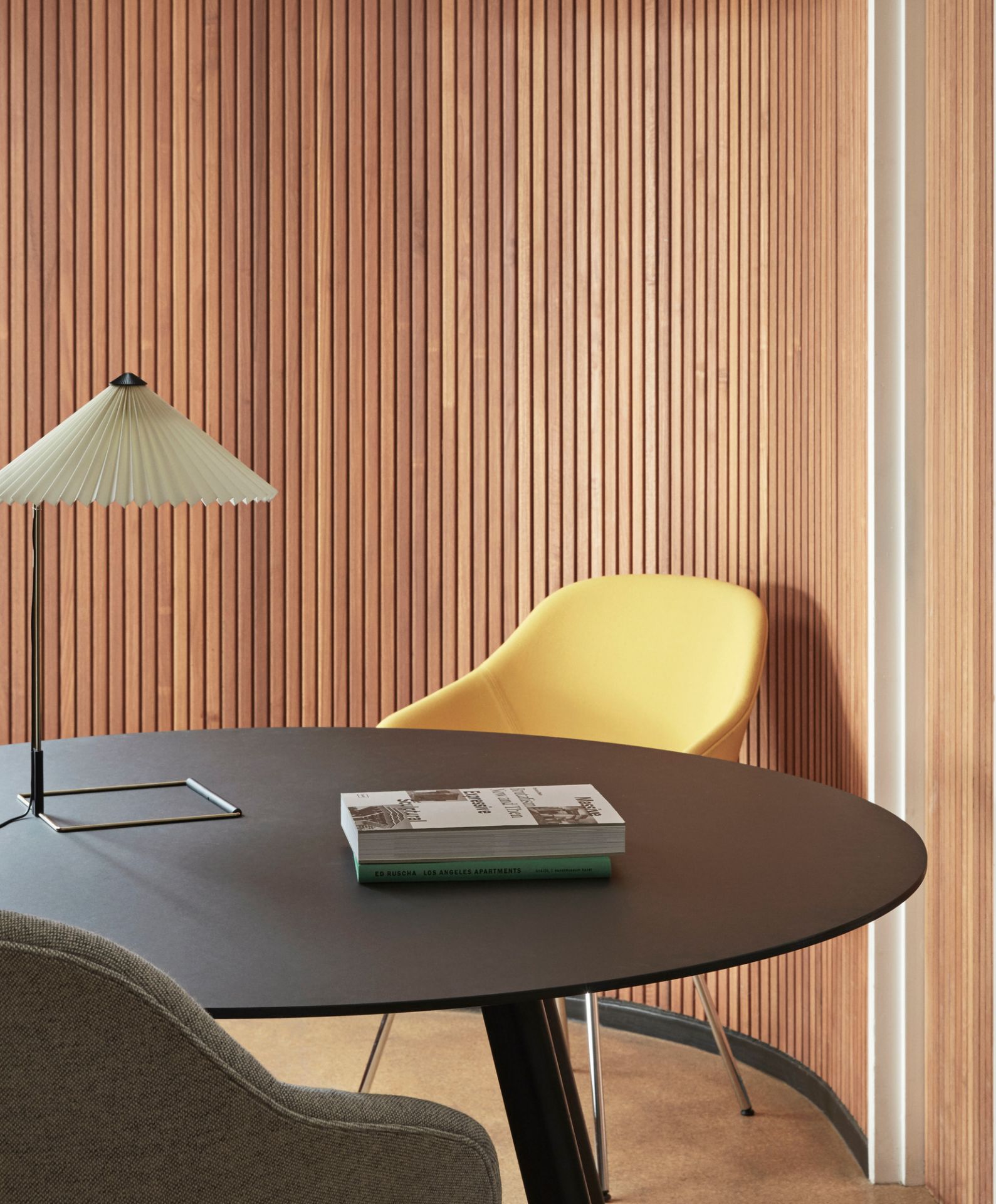 Nahaufnahme des runden Copenhague Table CPH 25 Tisches von Hay, mit Lampe und Stuhl.