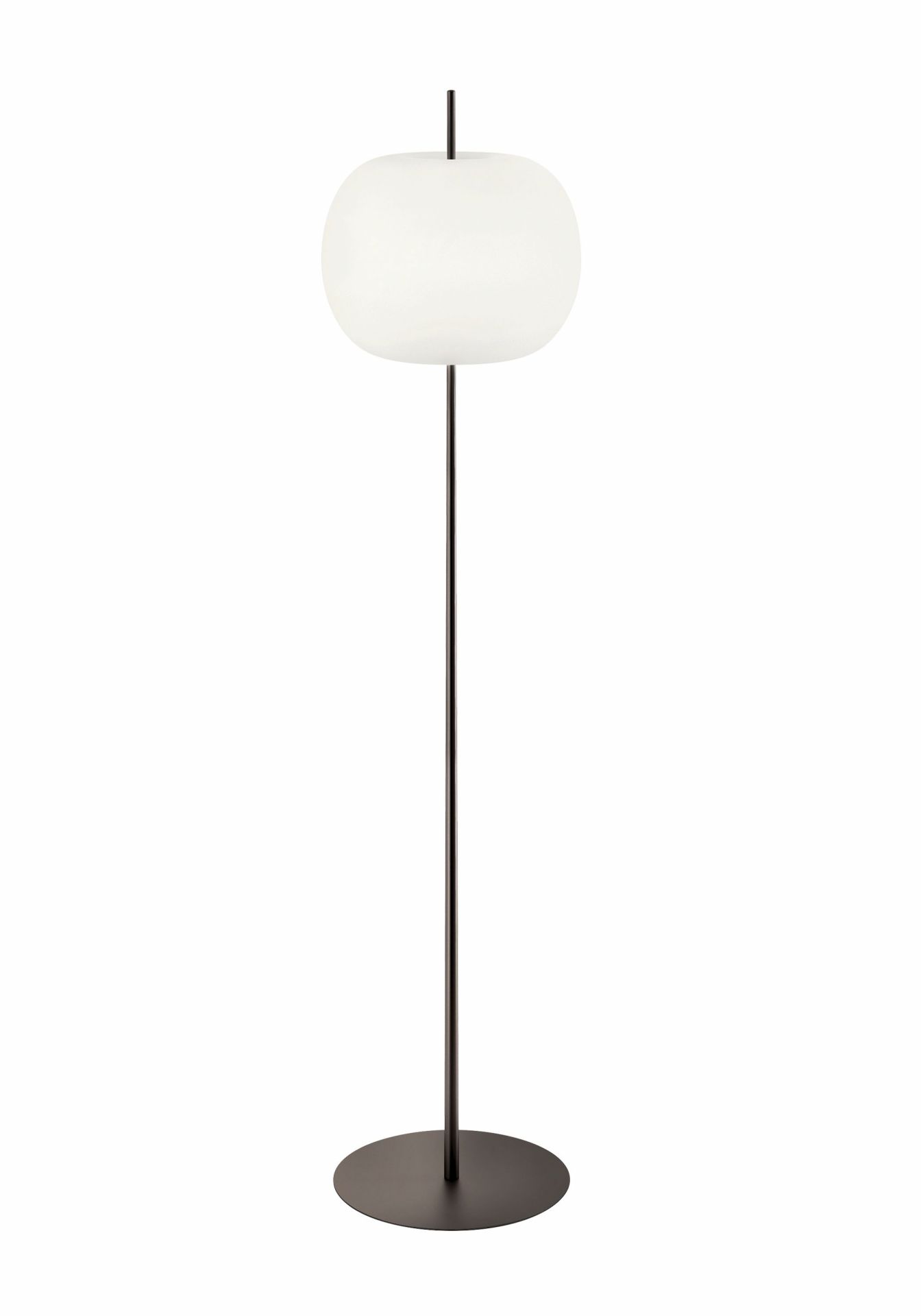 Kushi XL Stehleuchte von Kdln: Moderne Bodenleuchte mit opalweißem Diffusor und dunklem Metallfuß.