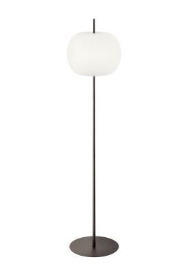 Kushi XL Stehleuchte von Kdln: Moderne Bodenleuchte mit opalweißem Diffusor und dunklem Metallfuß.