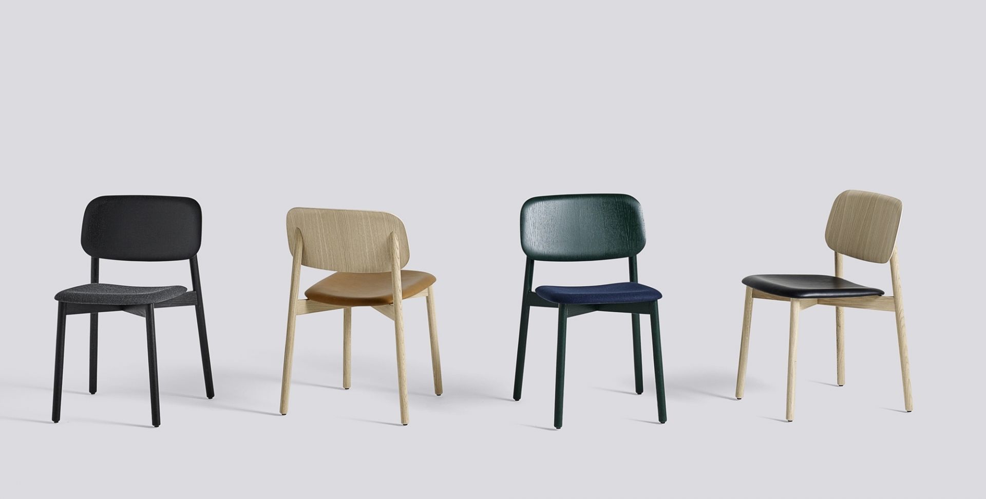 Vier gepolsterte Soft Edge Stühle von Hay in verschiedenen Farben und Materialien. Moderner Esszimmerstuhl.