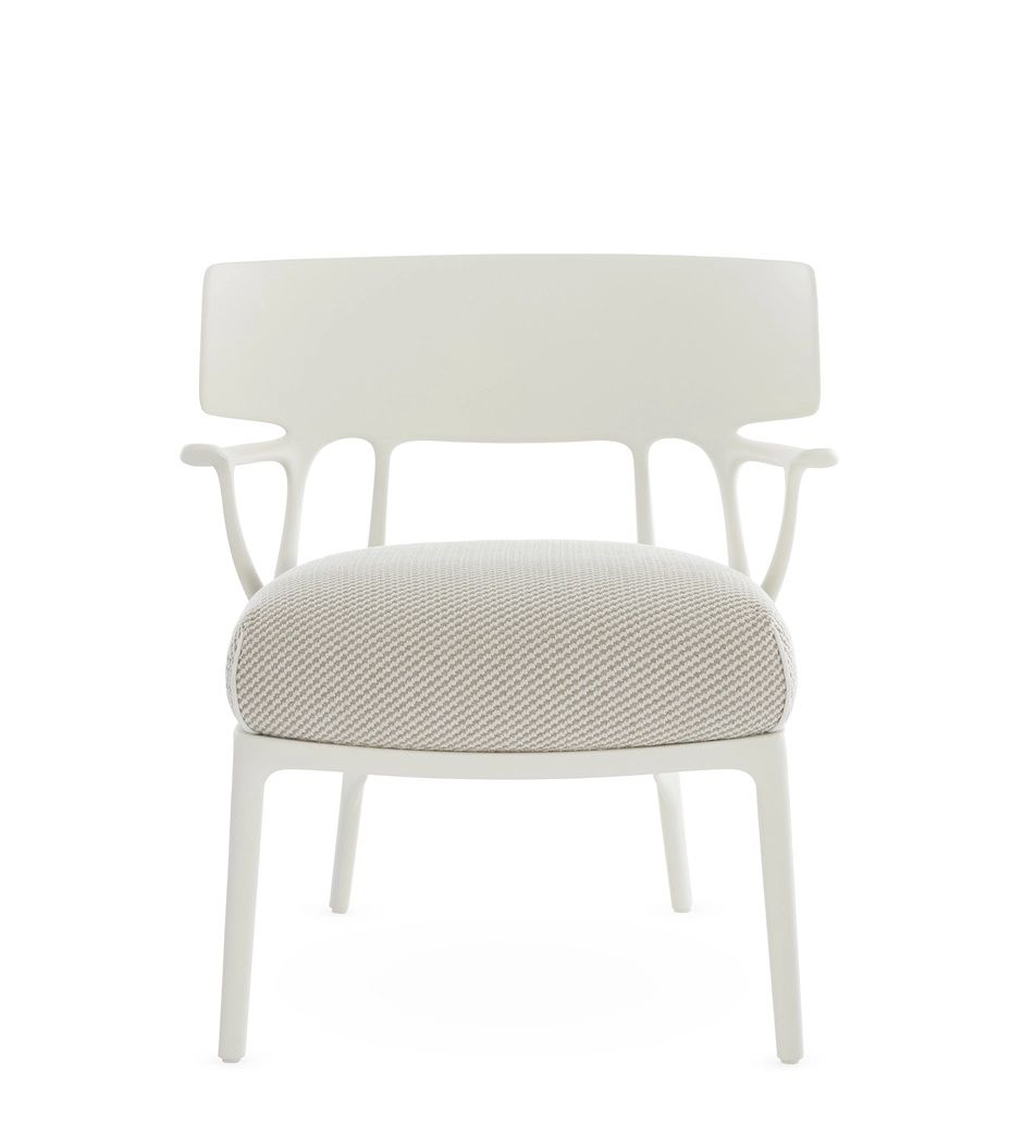 Weißer A.I. Lounge Sessel von Kartell mit gemustertem Sitzkissen, ideal für den Outdoor-Bereich.