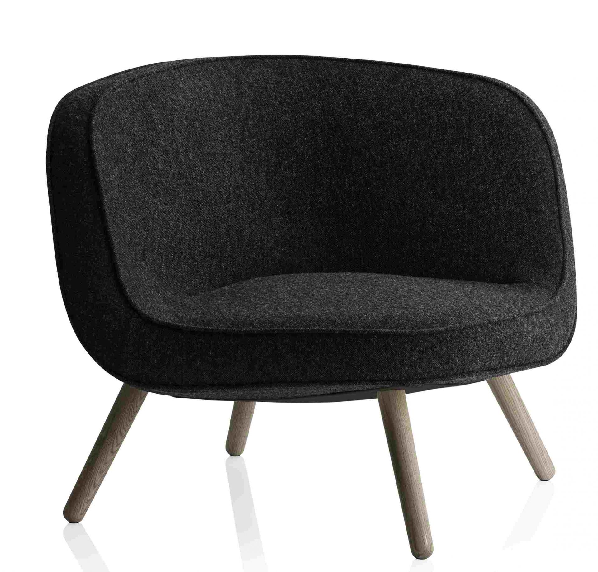 Via57 Sessel von Fritz Hansen, moderner Loungesessel mit dunklem Stoffbezug und hellen Holzfüßen.