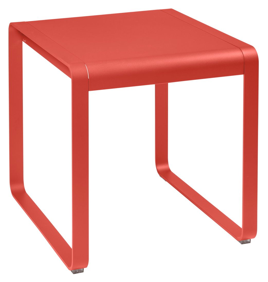 Roter Bellevie Outdoor Tisch von Fermob, quadratisch, aus Aluminium, für Garten und Terrasse.