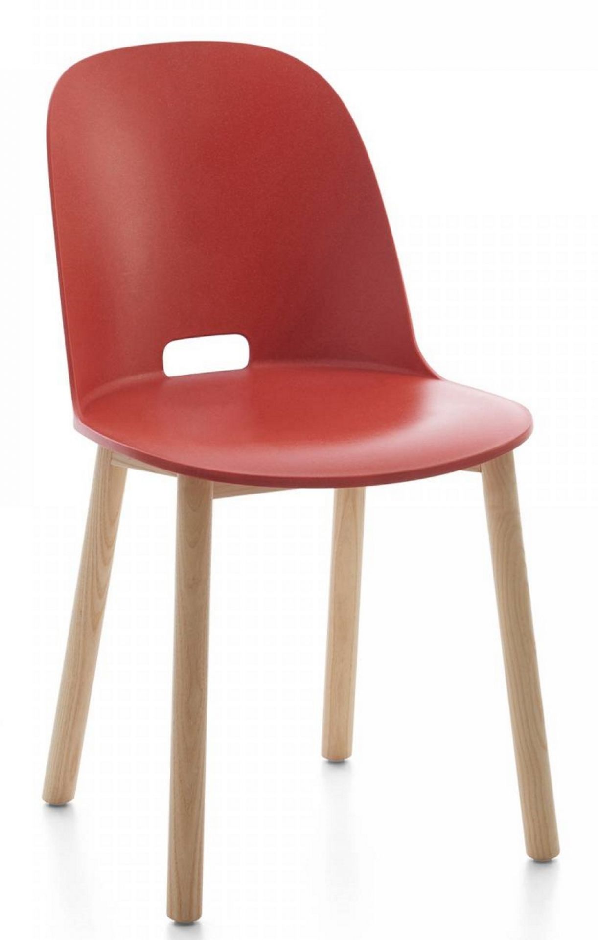 Roter Alfi Chair Stuhl mit hoher Rückenlehne und hellen Holzbeinen, modernes Design.