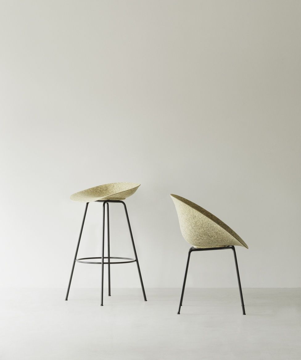 Mat Armchair von Normann Copenhagen, ein Barhocker und ein Stuhl mit Stahlgestell in Beige.