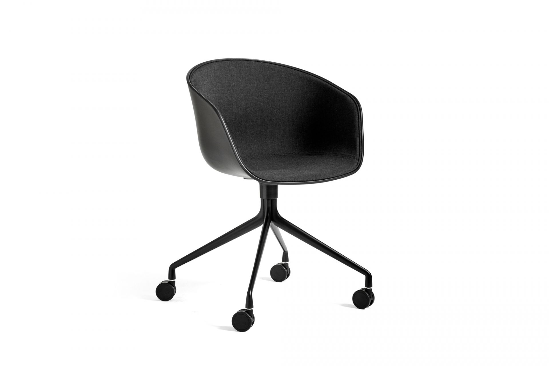 Schwarzer About A Chair AAC 24 Stuhl von Hay mit grauem Stoffbezug und Rollen.