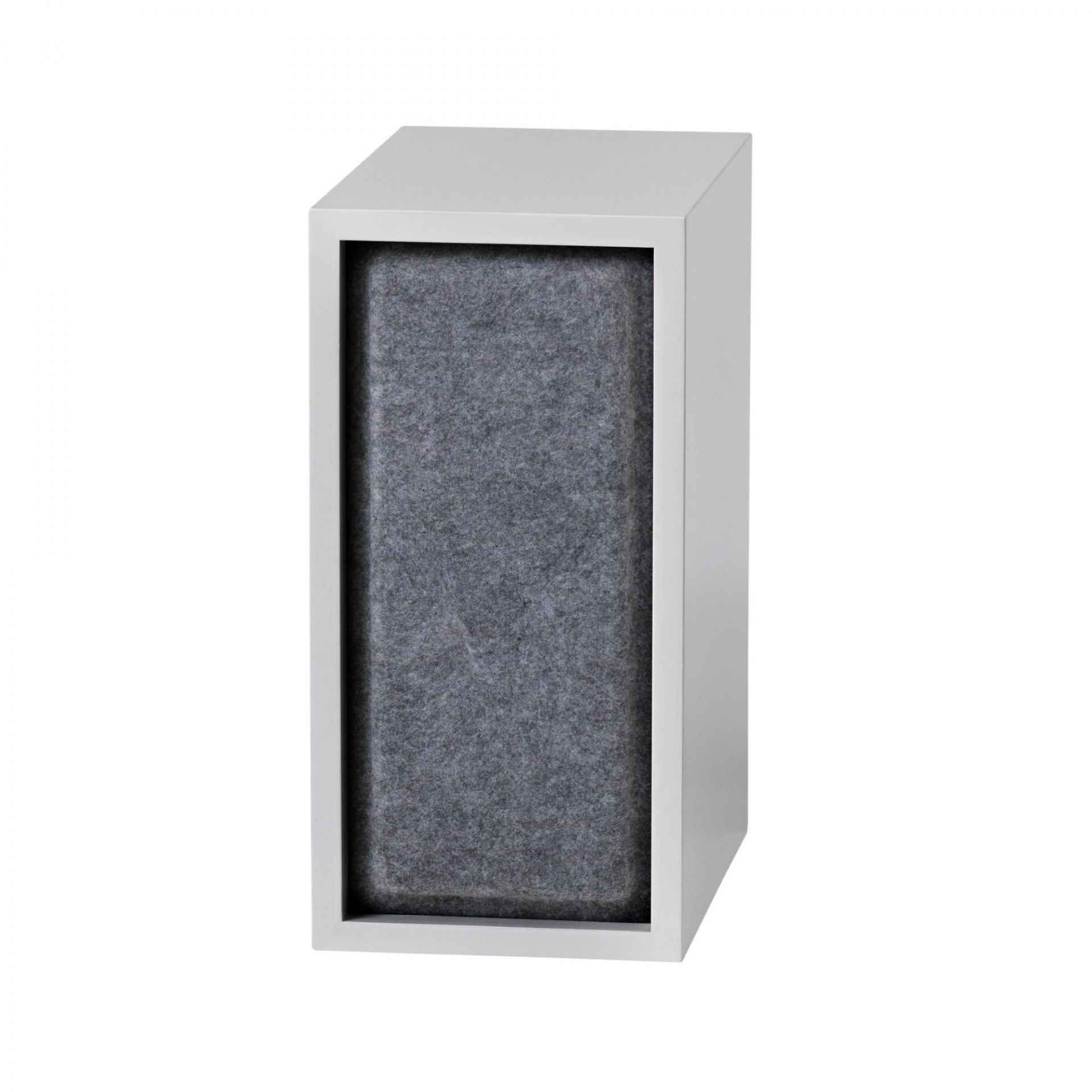 Weißes Akustikpaneel für Muuto Stacked Regalsystem, kleine Größe, graue Filzoberfläche zur Schallabsorption.