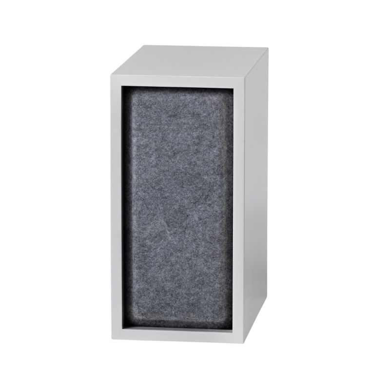 Weißes Akustikpaneel für Muuto Stacked Regalsystem, kleine Größe, graue Filzoberfläche zur Schallabsorption.