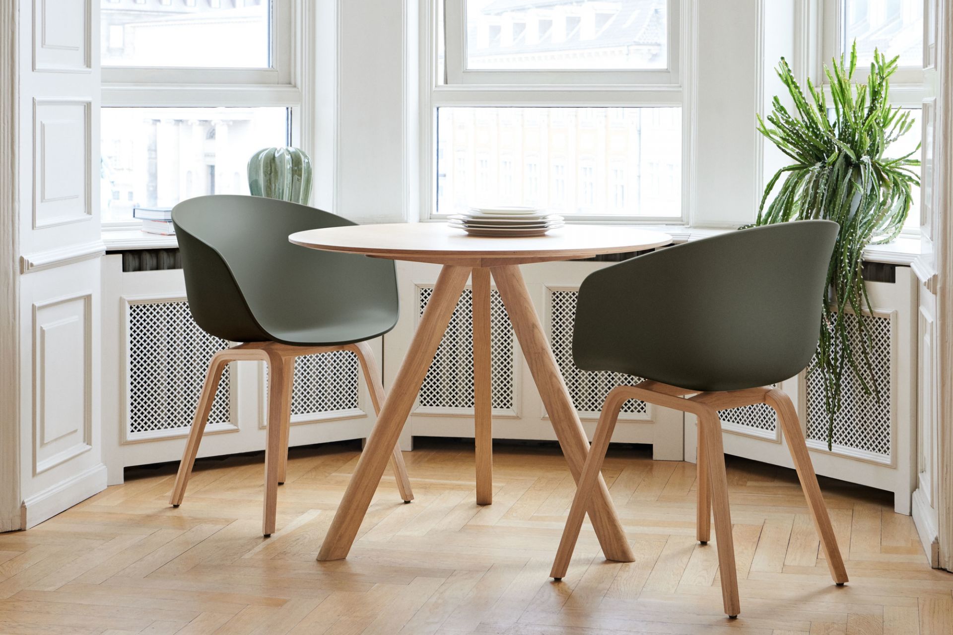 Copenhague Table CPH 20 Stehtisch von Hay mit zwei Stühlen in heller, freundlicher Umgebung.