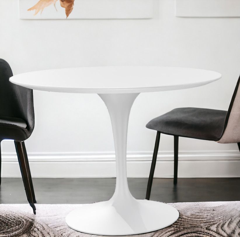 Weißer Saarinen Tisch von Knoll International, Loungehöhe ca. 65 cm, mit zwei Stühlen.