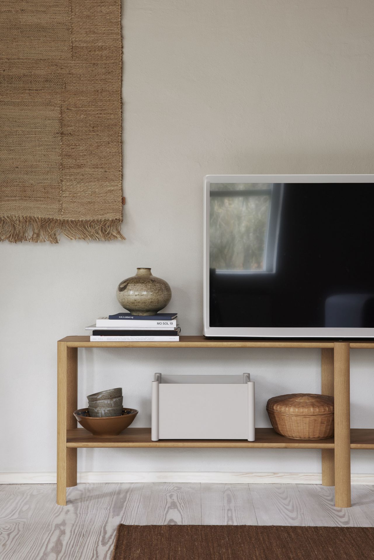 Helles Holzregal mit Pillar Box Medium, Deko-Objekten und TV im minimalistischen Wohnzimmer.