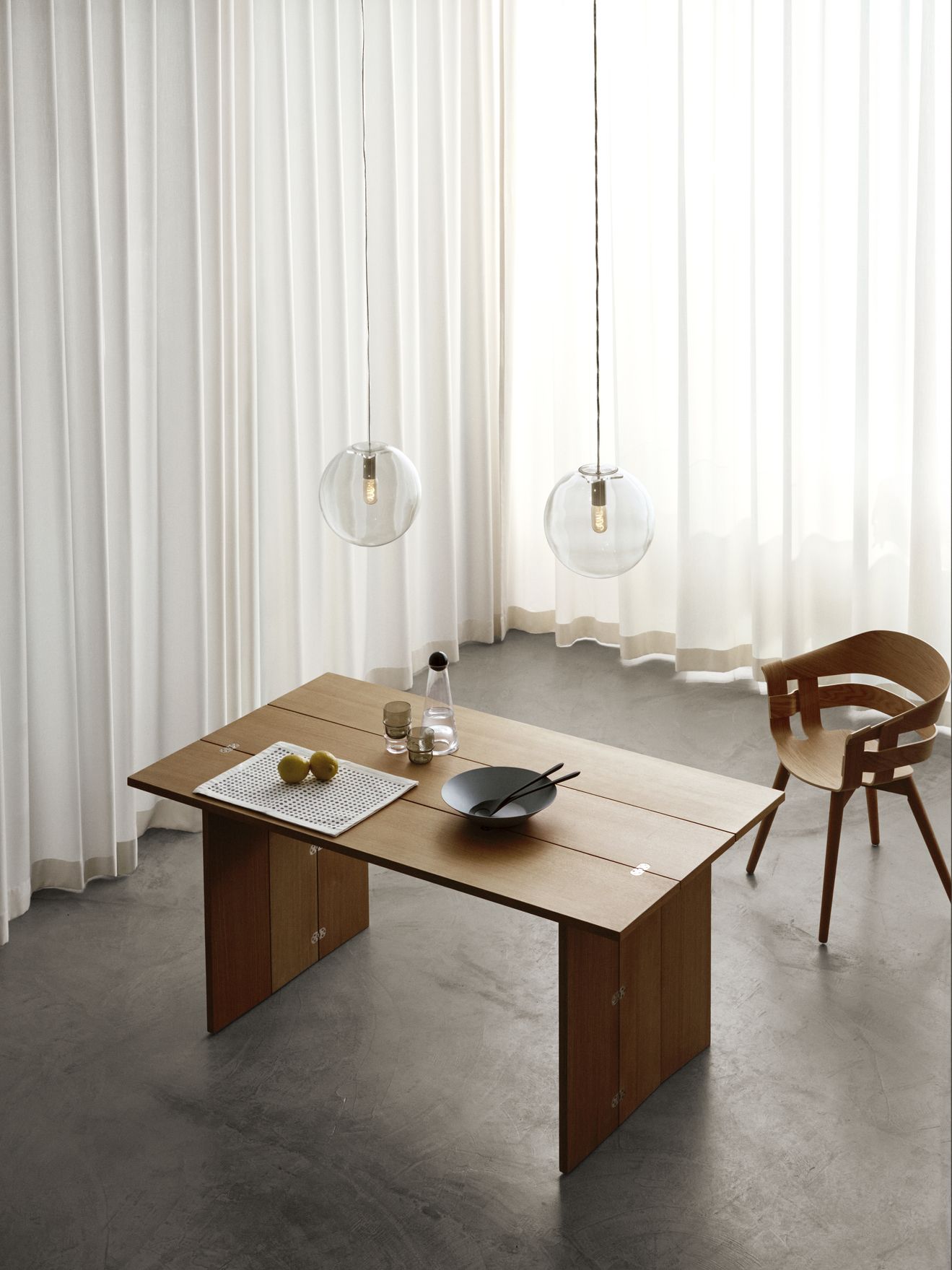 Design House Stockholm Flip Table Klapptisch aus Holz, gedeckt mit Geschirr und Zitronen, neben Holzstuhl.