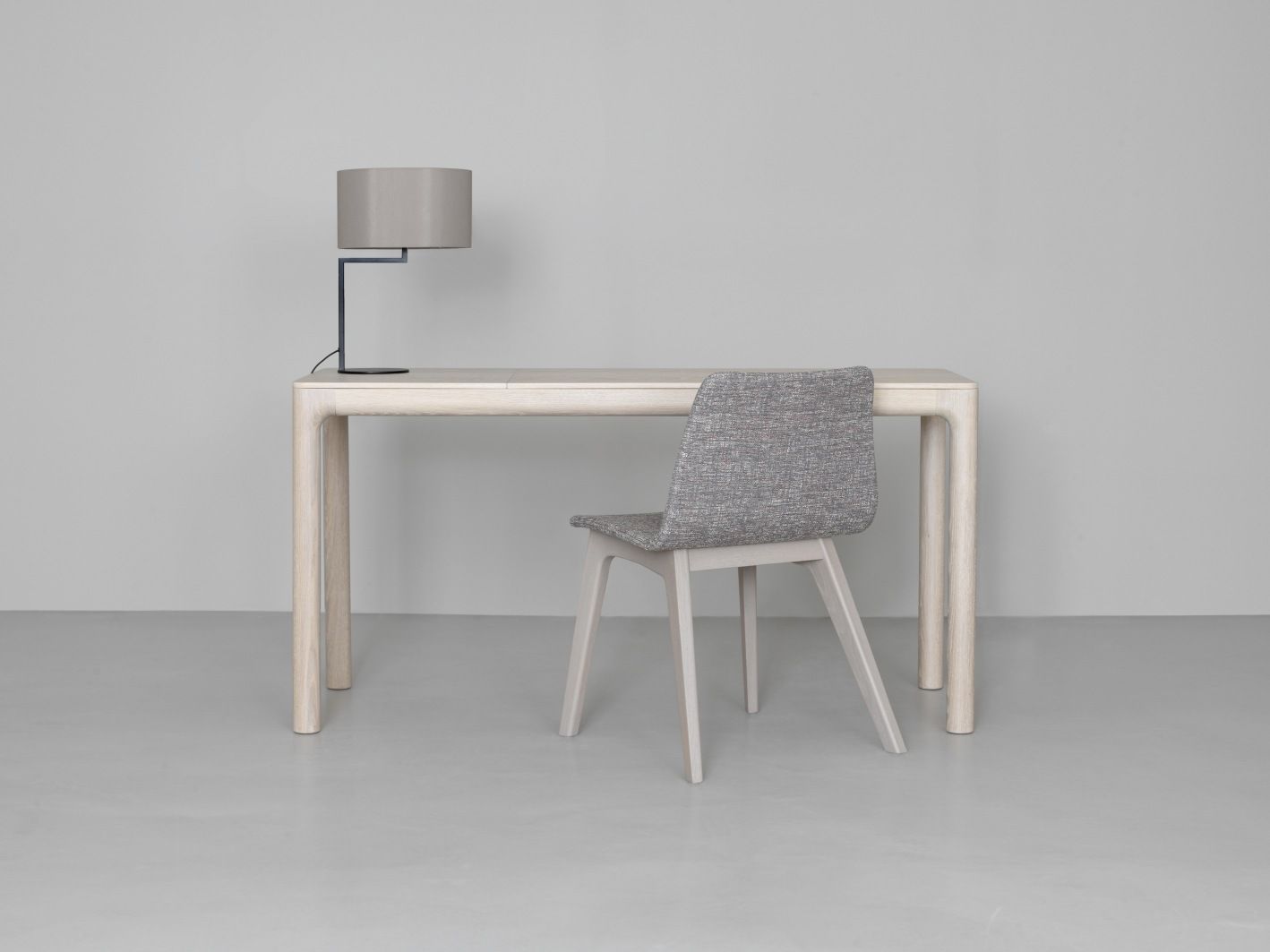 Morph Plus Holzstuhl mit Vollpolsterung am Schreibtisch, moderner Bürostuhl in Grau.