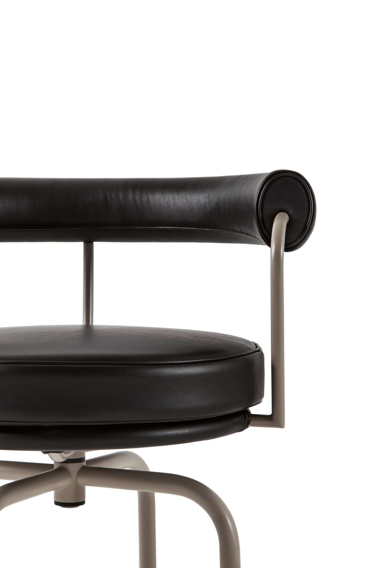 Detailaufnahme des 7 Fauteuil Tournant Drehsessels von Cassina mit schwarzem Leder und grauem Metallgestell.