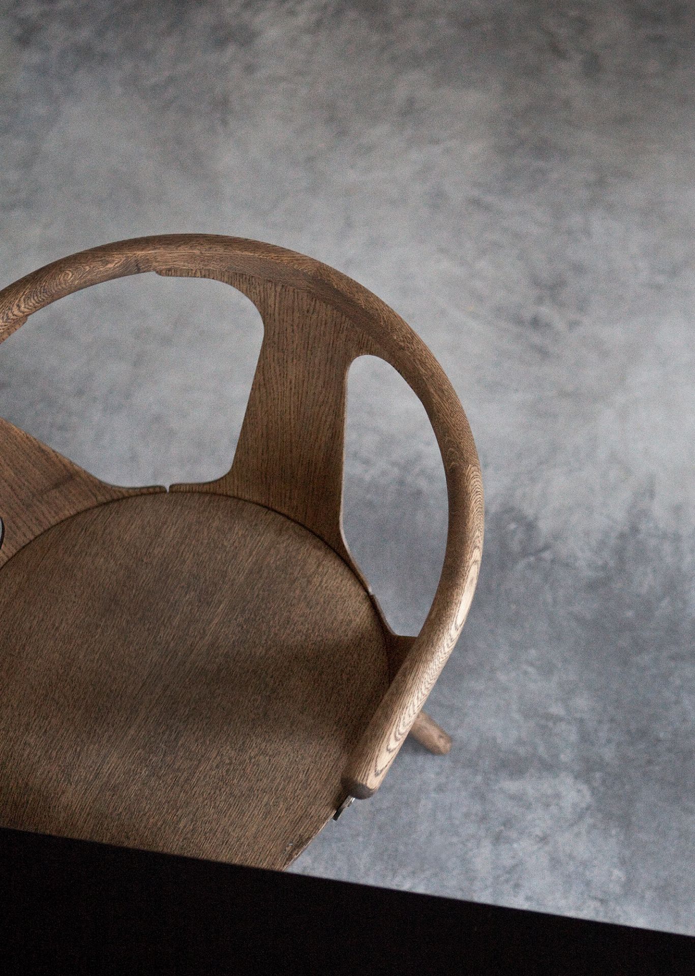 Ansicht von oben: In Between Chair Stuhl SK1 von AndTradition aus schwarz lackierter Eiche.