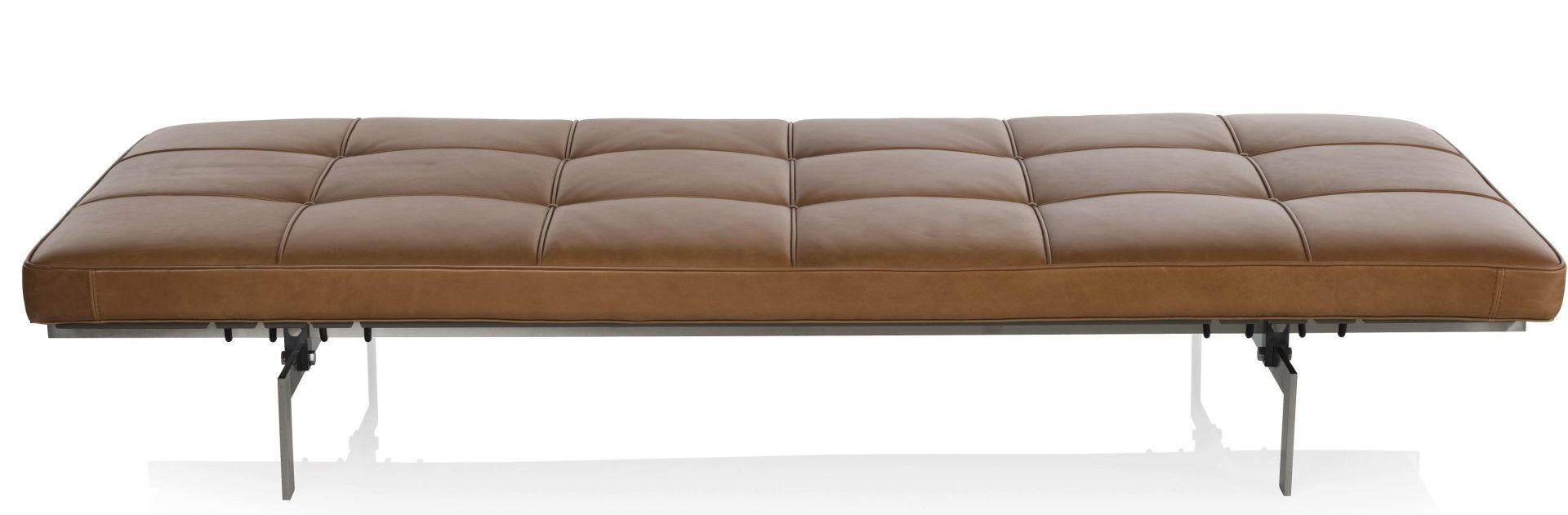 PK80 Liege von Fritz Hansen, modernes Designmöbel mit braunem Lederbezug und Stahlgestell.