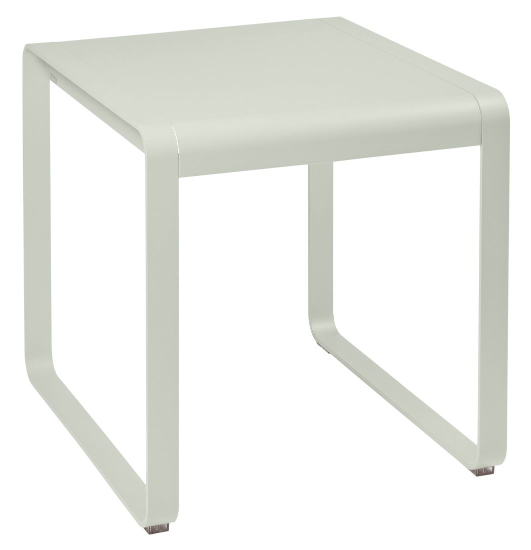 Bellevie Tisch von Fermob für den Außenbereich, quadratisch, hellgrün, modernes Design für Garten und Terrasse.