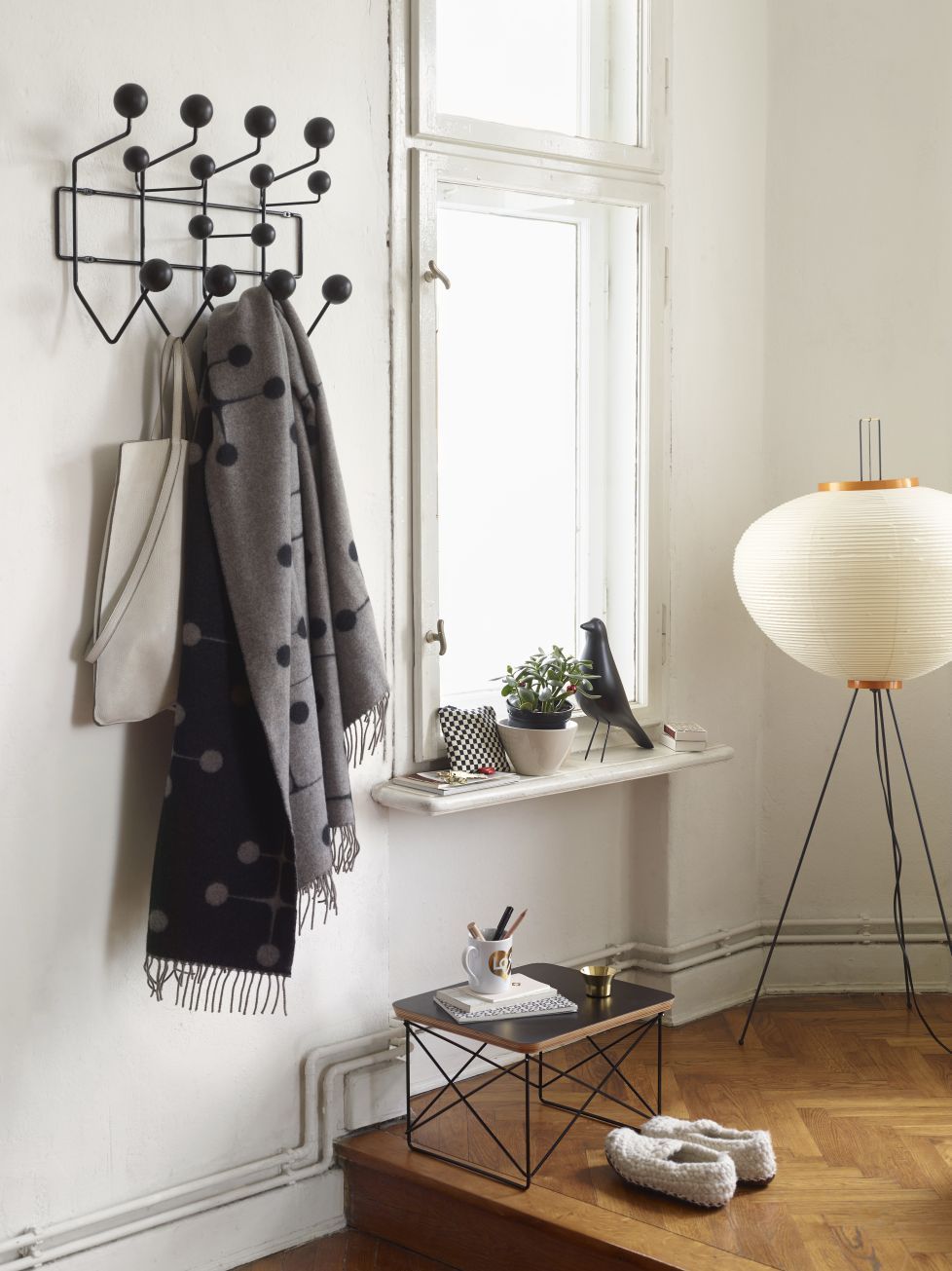 Eames Hang it all Garderobe in Esche schwarz von Vitra mit Jacke und Tasche.