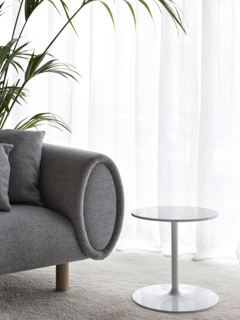 Weißer Poppy Beistelltisch von Rexite neben einem grauen Sofa in einem hellen Wohnzimmer.
