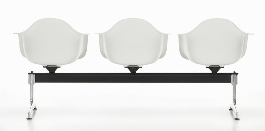 Drei weiße Eames Plastic Armchairs auf schwarzer Traverse von Vitra, modernes Design Sitzmöbel.