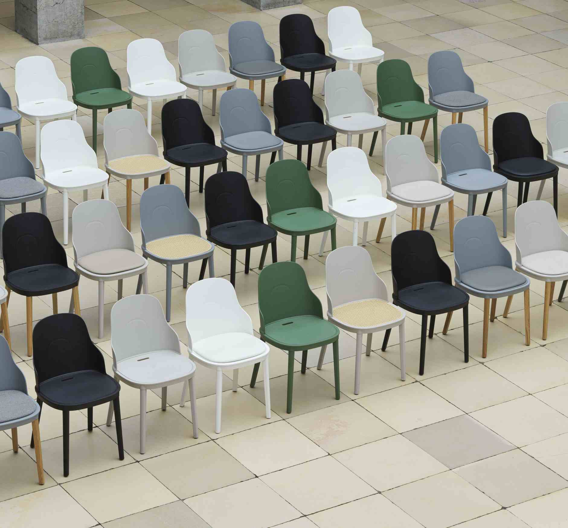 Viele Allez Stühle von Normann Copenhagen in verschiedenen Farben und Ausführungen auf einem Fliesenboden.