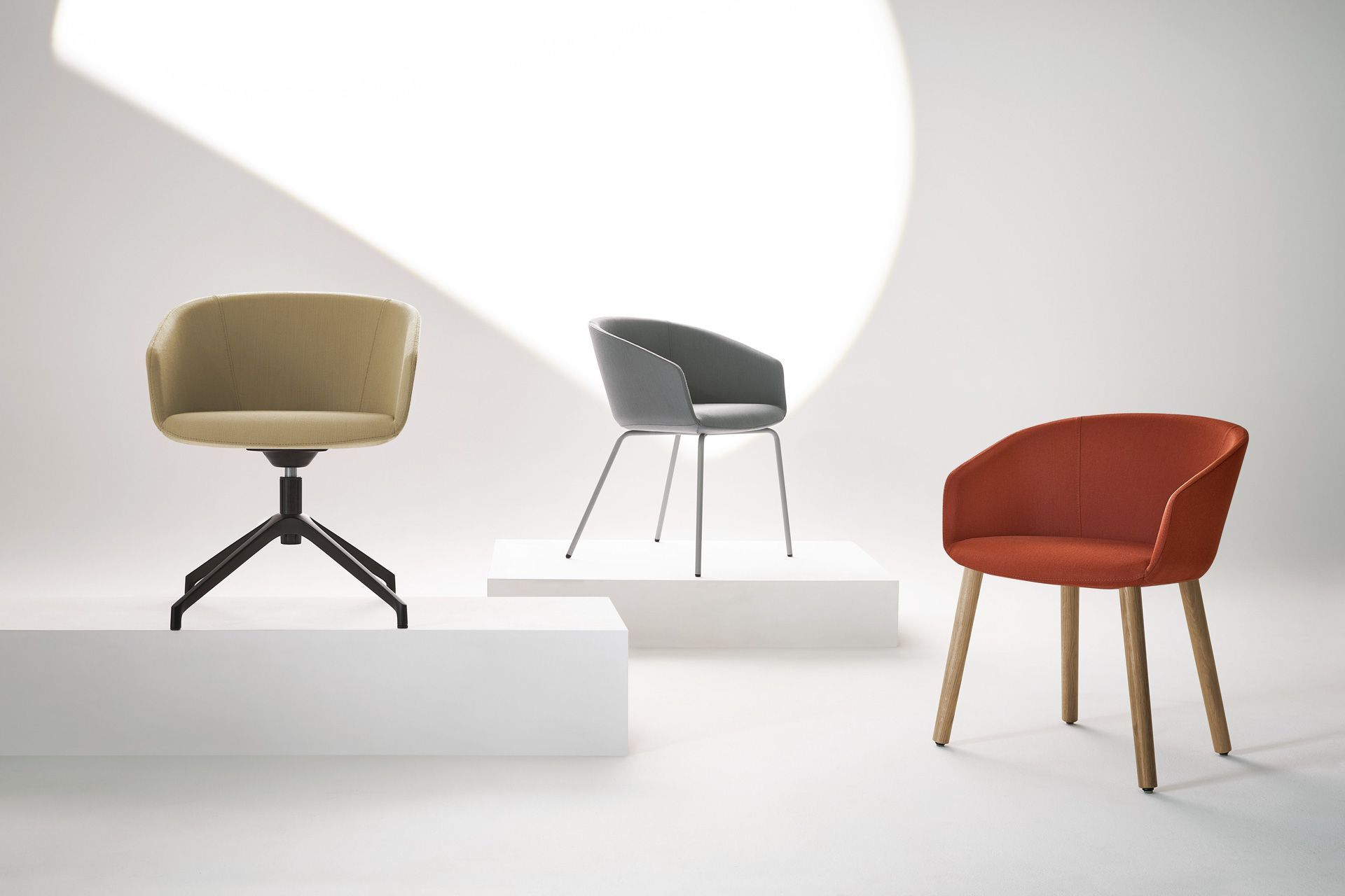 ox:co OX W 740 Konferenzsessel Bejot in Beige, Grau und Rot mit verschiedenen Untergestellen.