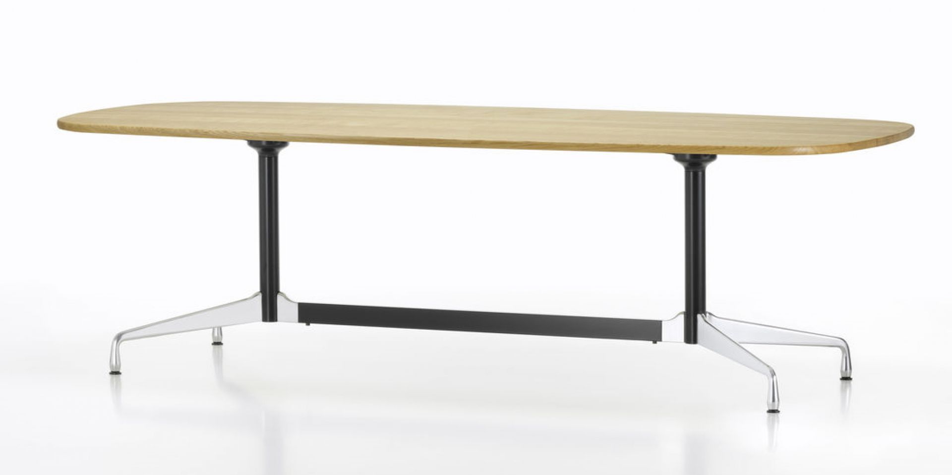 Eames Segmented Table Esstisch Bootsform 240 cm von Vitra mit hellem Holz und schwarzem Gestell.