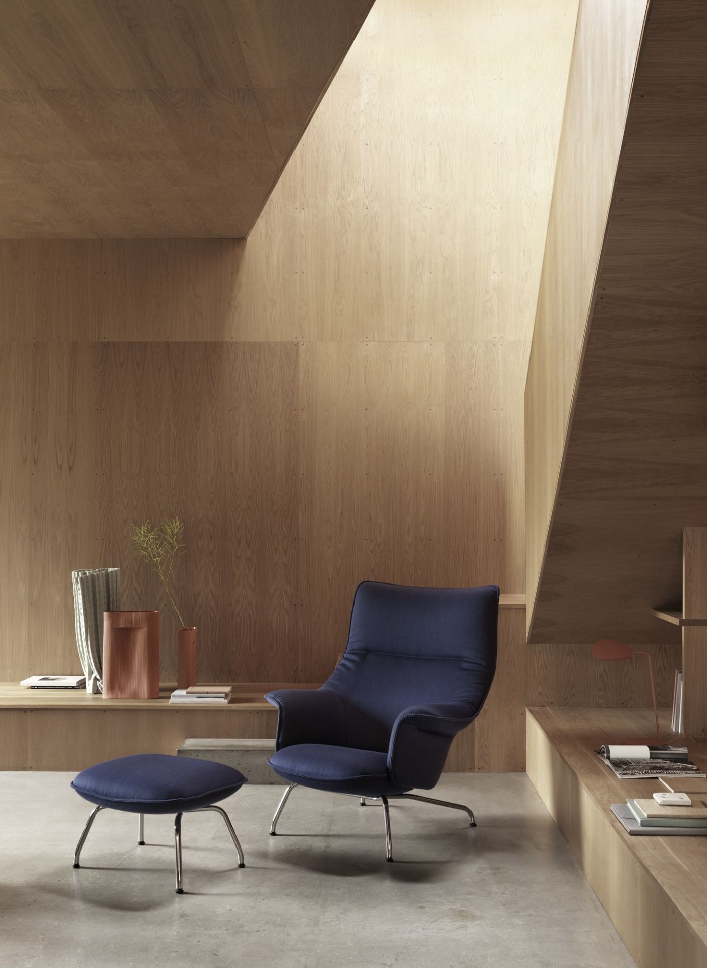 Blauer Muuto Doze Lounge Chair High Sessel mit Hocker in modernem Holz-Interieur.
