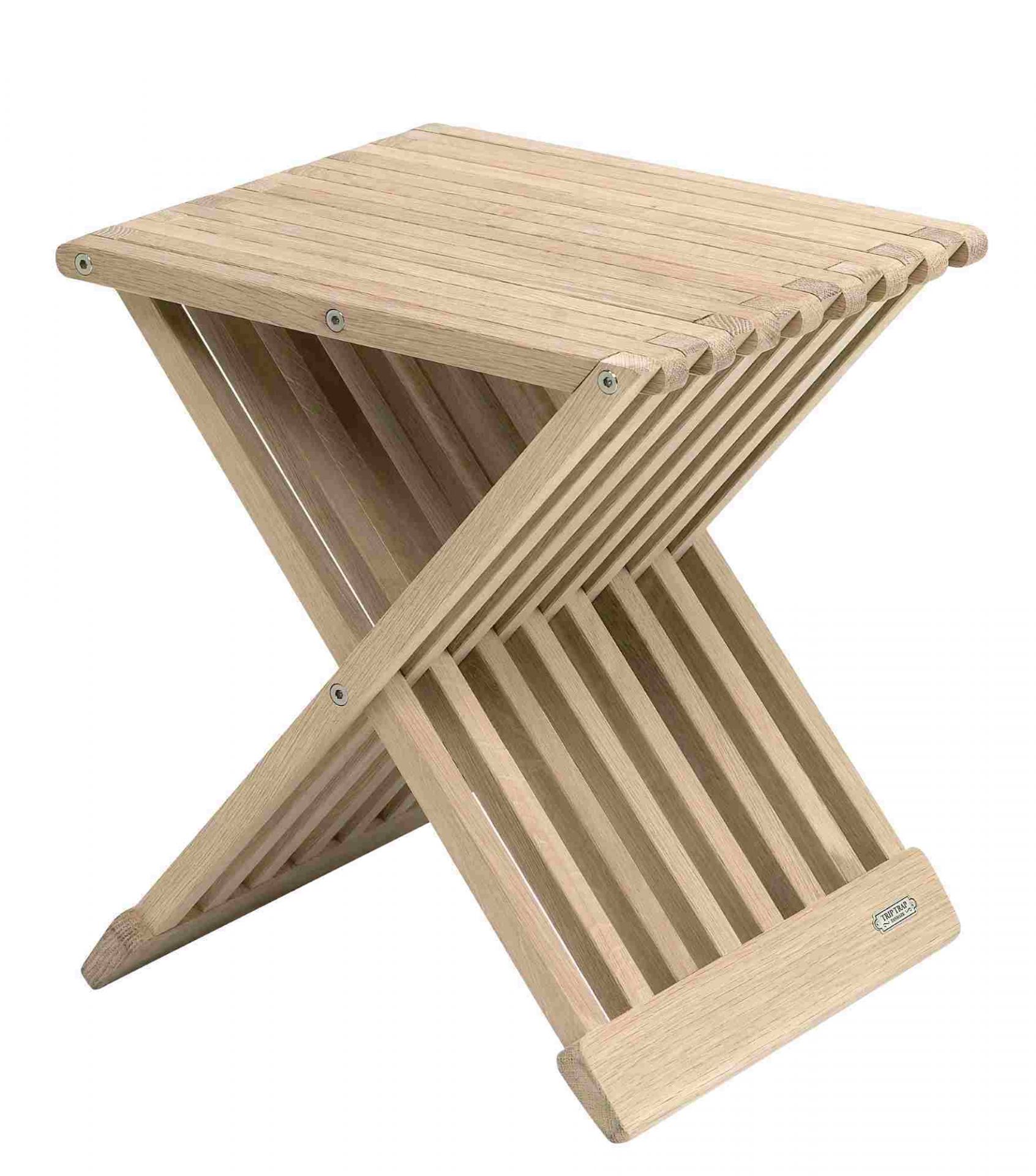 Fionia Hocker aus Teakholz von Skagerak: Klappbarer Beistelltisch aus Holz für Garten und Wohnbereich.