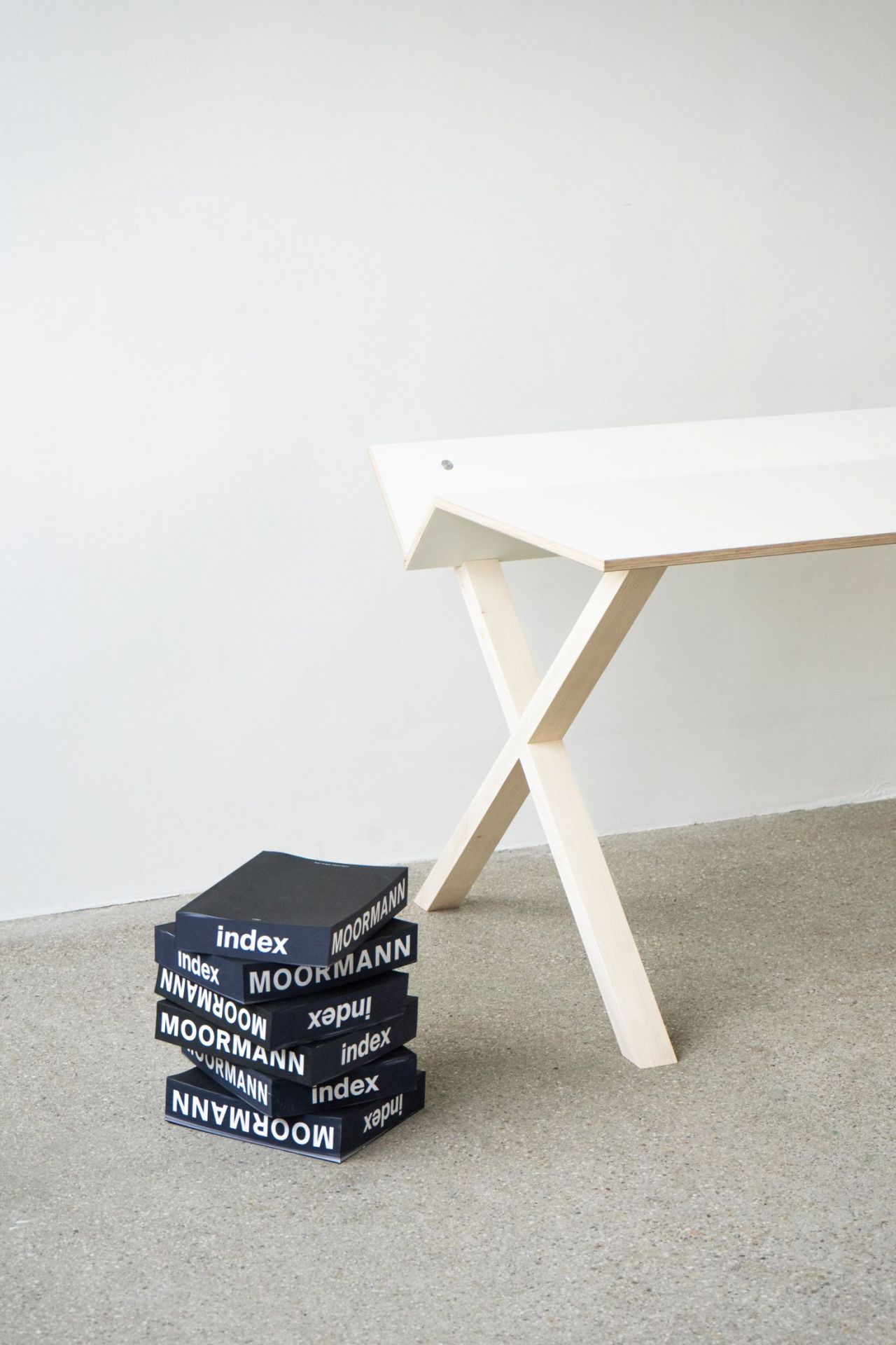Kant Schreibtisch von Nils Holger Moormann mit weißer Tischplatte und hellem Holzgestell, minimalistisches Design.