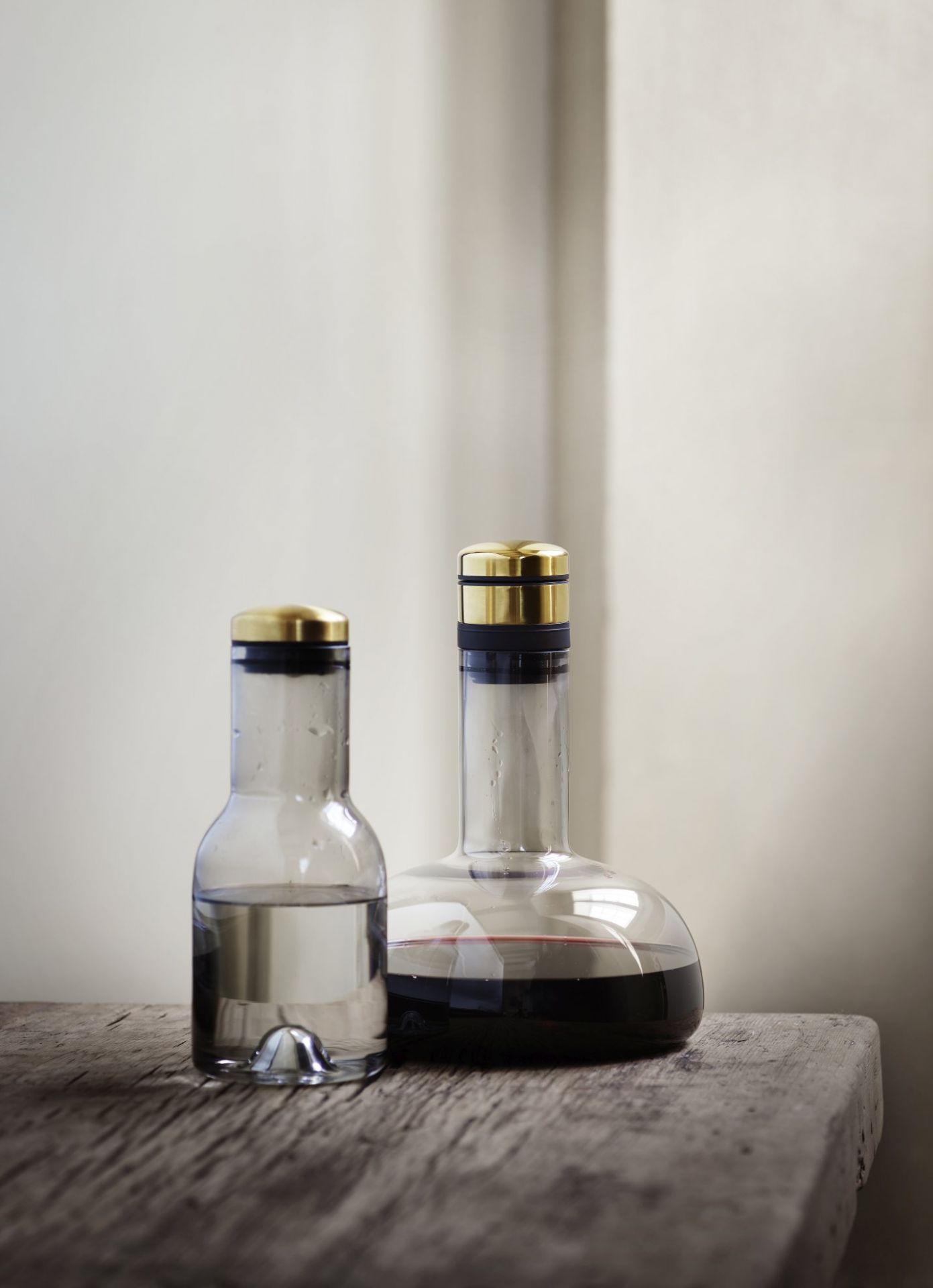 Wine Breather Collection Karaffe von Audo, elegante Weinkaraffe und kleiner Dekanter mit goldenem Verschluss.