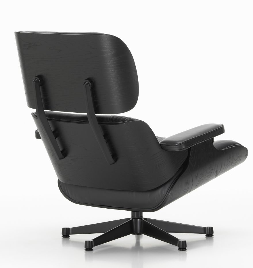 Schwarzer Eames Lounge Chair Sessel von Vitra, Rückansicht mit Holzschale und Lederpolsterung auf Drehfuß.