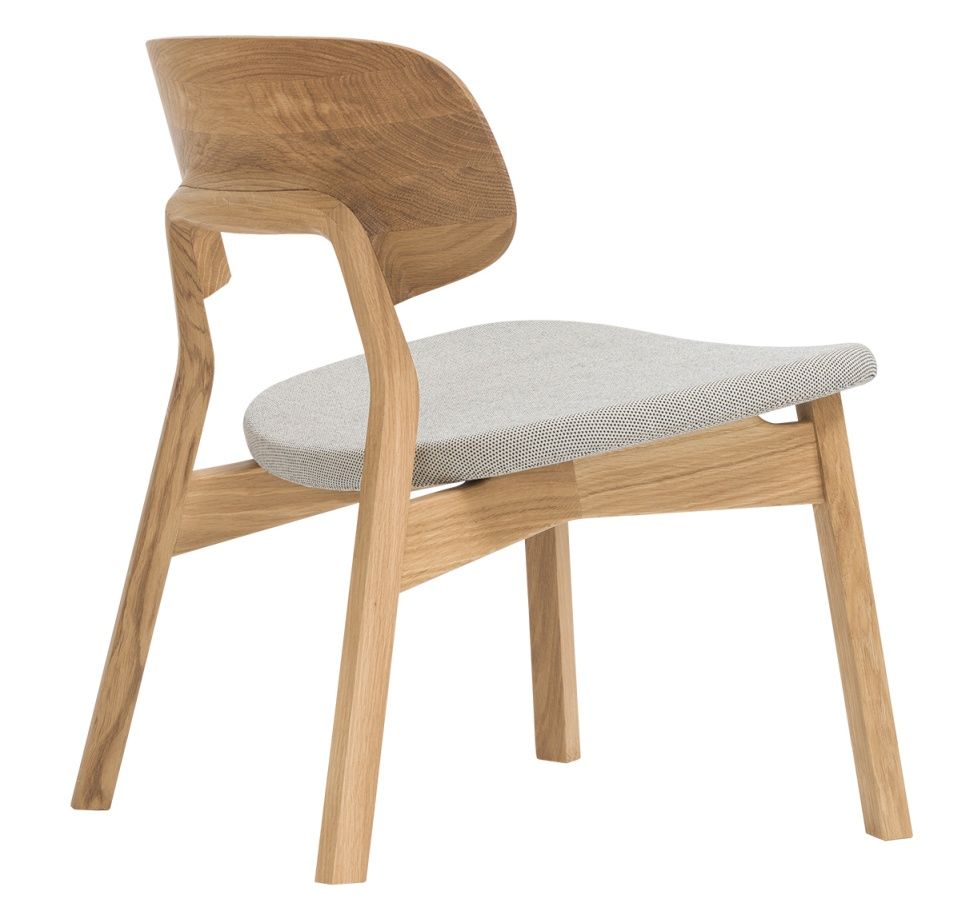 Nonoto Lounge Chair: Cocktailsessel mit hellem Holzrahmen und grauem Sitzpolster, seitliche Ansicht.