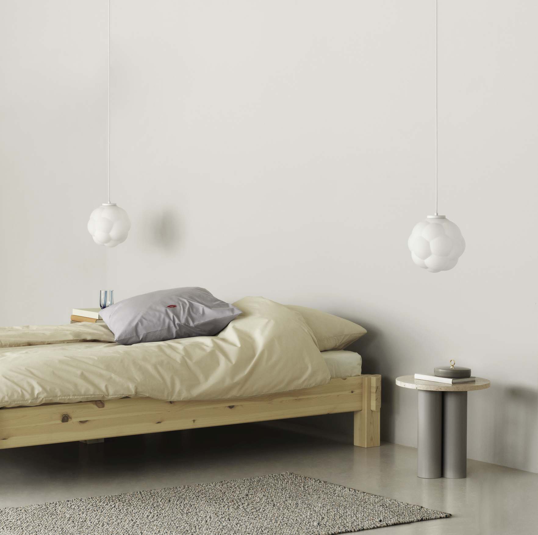 Schlafzimmer mit zwei Bubba Pendelleuchten von Normann Copenhagen, weiße Design Hängelampen.