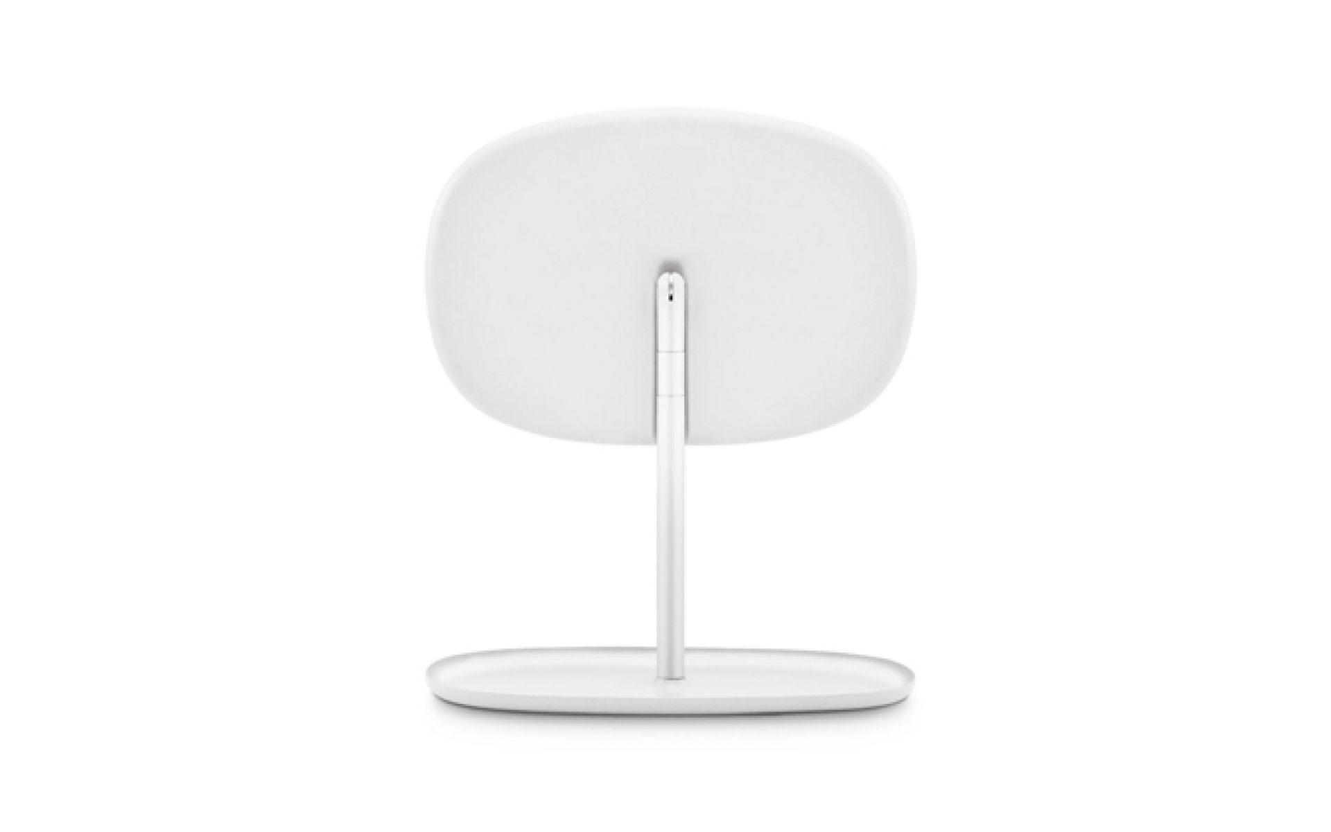 Weißer Flip Spiegel von Normann Copenhagen, Rückansicht, mit ovalem Spiegel und Ablage.