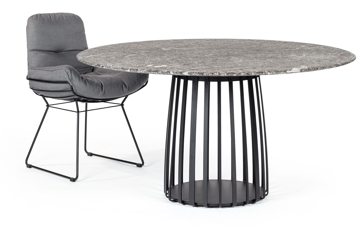Janua BC 07 Basket Outdoor Tisch mit runder Steinplatte und schwarzem Metallgestell, dazu ein Stuhl.