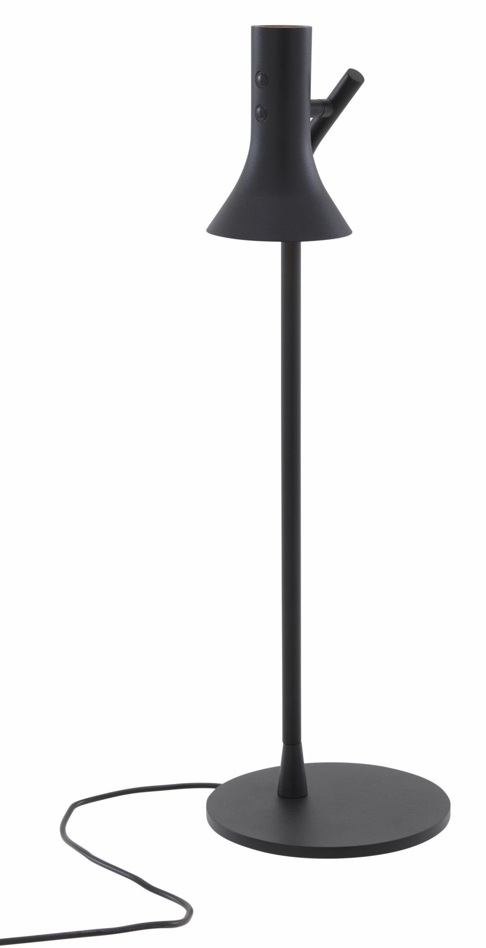 Schwarze Asha Stehleuchte von ligne roset mit kegelförmigem Lampenschirm und rundem Sockel für moderne Wohnraumbeleuchtung.