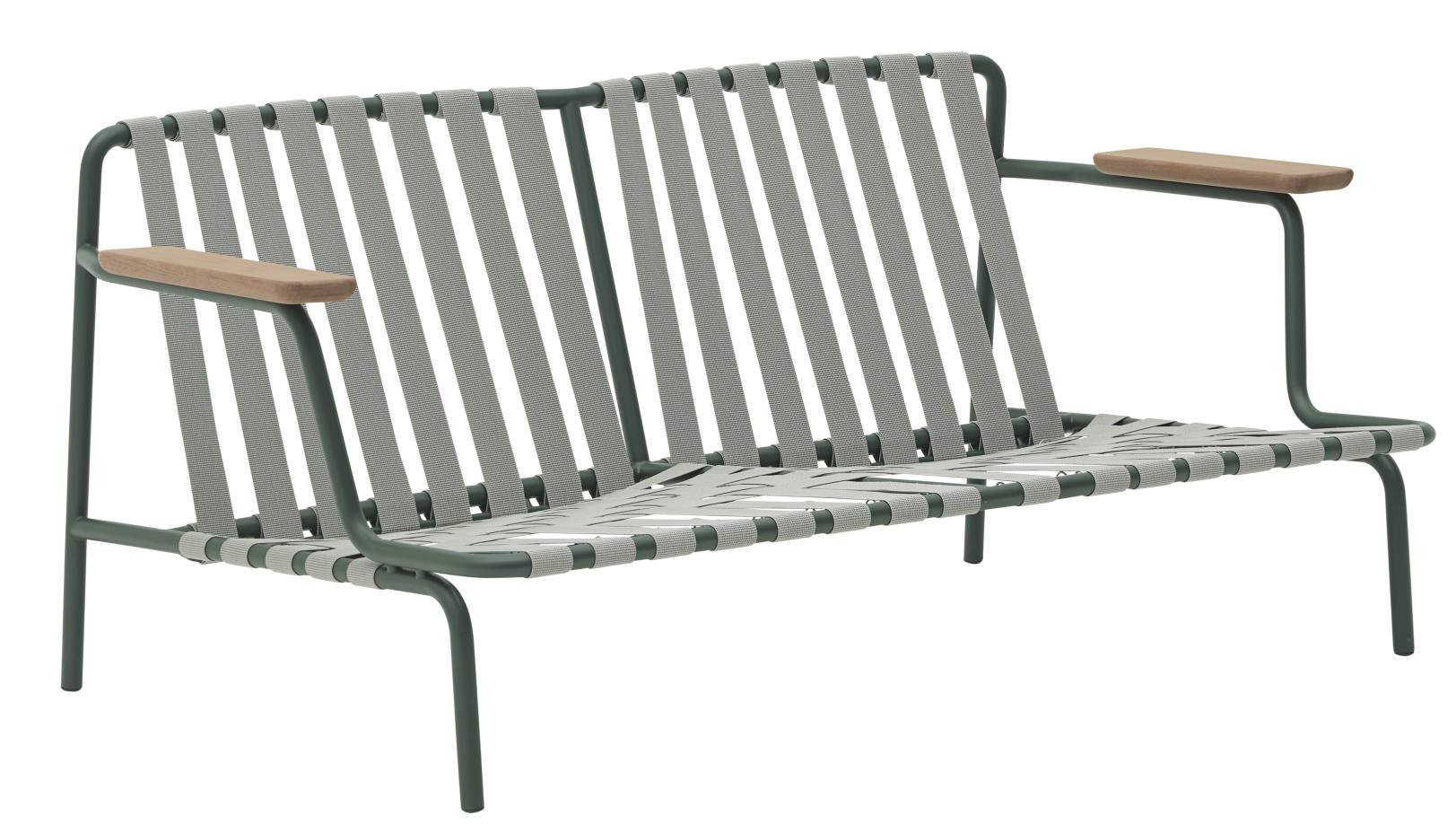Muuto Settle Outdoor Sofa, 2-Sitzer Gartenbank mit grauem Textilgewebe und Armlehnen aus Holz.