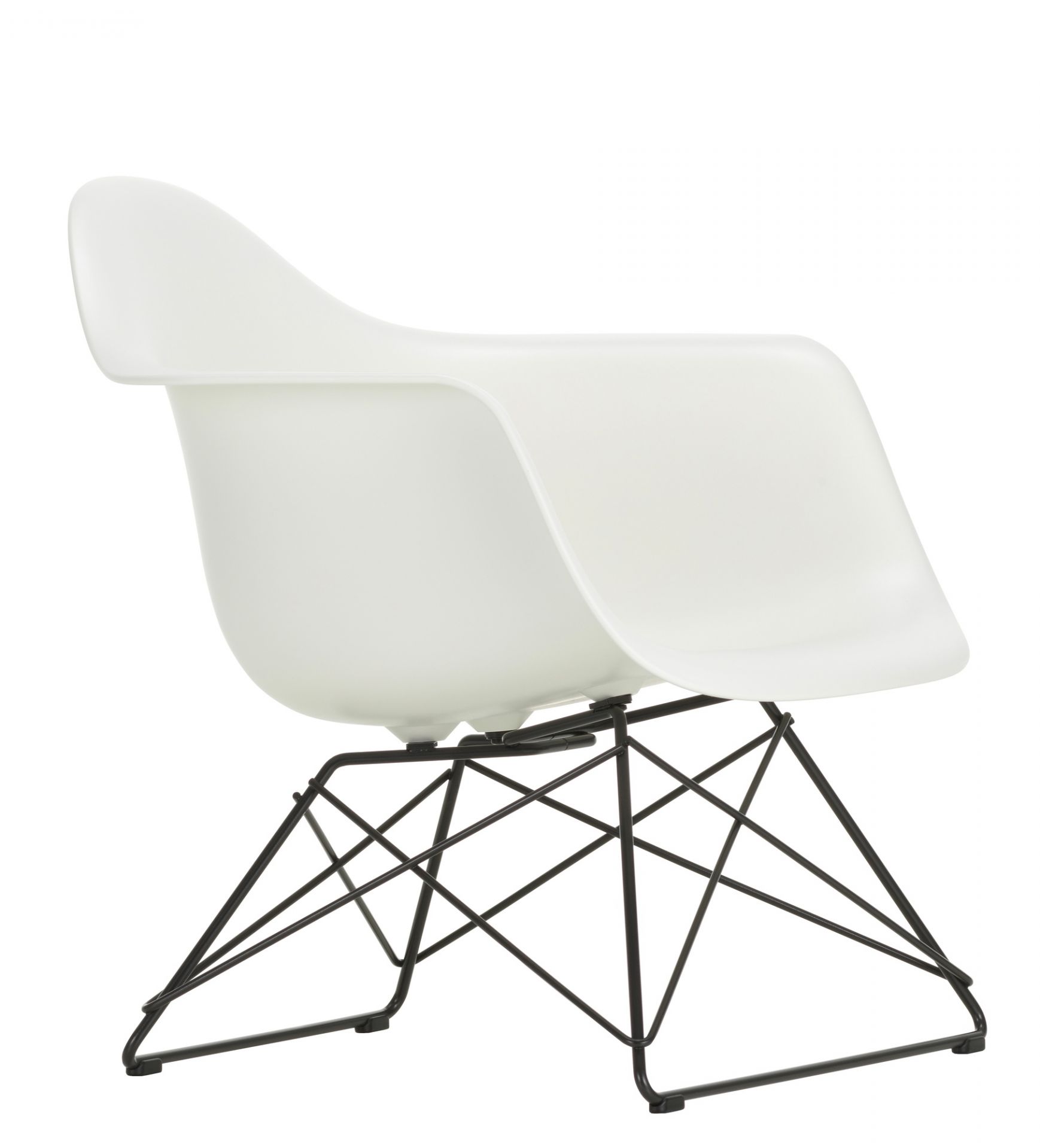 Weißer Eames Plastic Arm Chair LAR Stuhl von Vitra mit Chromgestell, seitliche Ansicht. Designklassiker für Wohnzimmer.