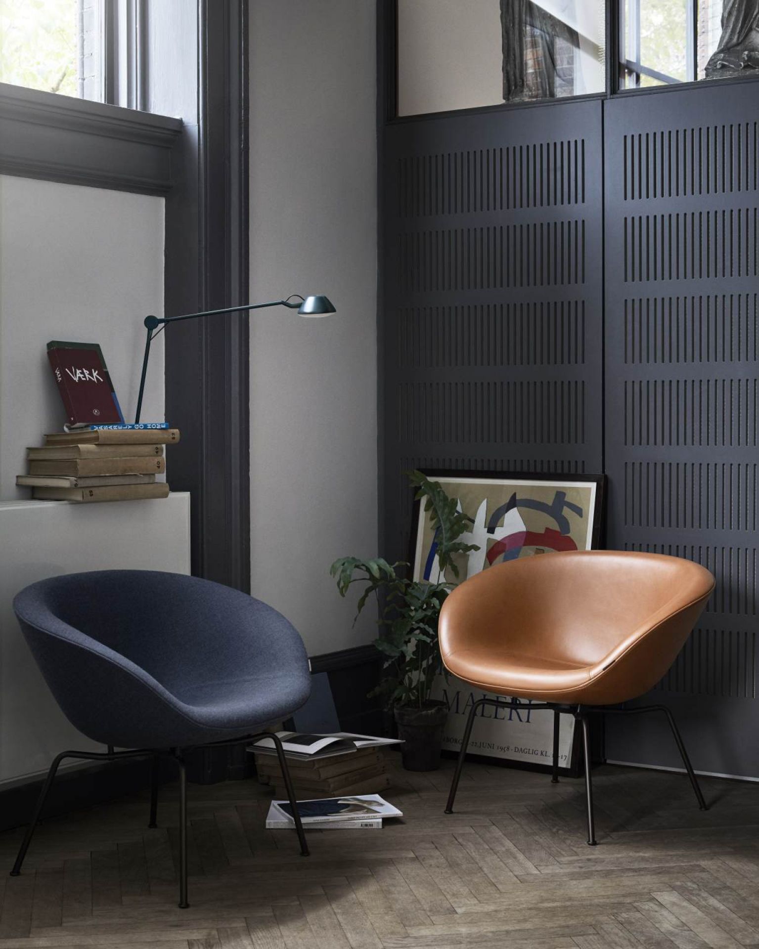 Zwei Fritz Hansen Pot Sessel, einer blau meliert, einer aus braunem Leder, modernes Wohnzimmer.