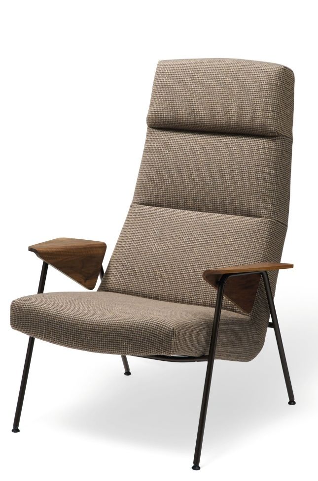 Walter Knoll Sessel 367/368 Votteler Chair mit braunem Stoffbezug und Armlehnen aus Holz.
