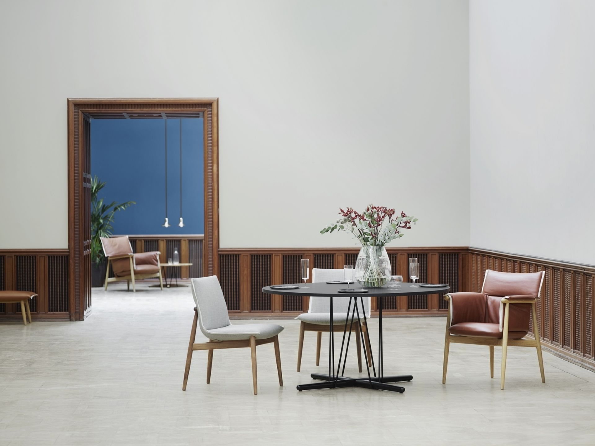 E020 Embrace Tisch von Carl Hansen & Søn aus Walnuss mit passenden Stühlen.