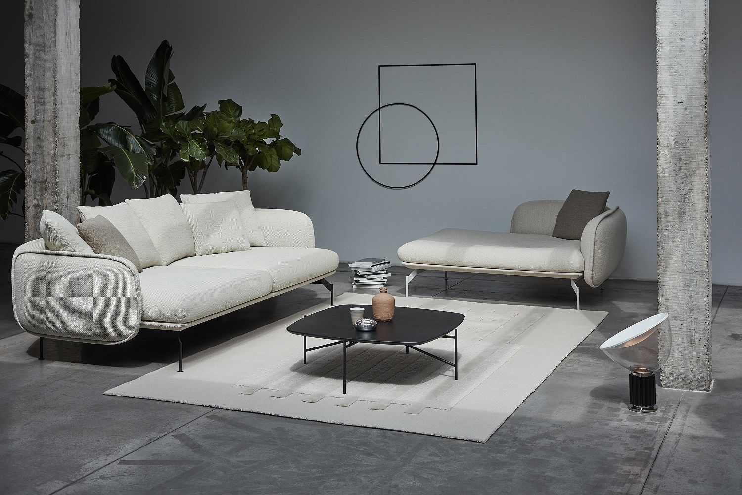 Beige Prostoria Echo Sofa und Récamiere mit Kissen in modernem Wohnzimmer mit Teppich und Tisch.