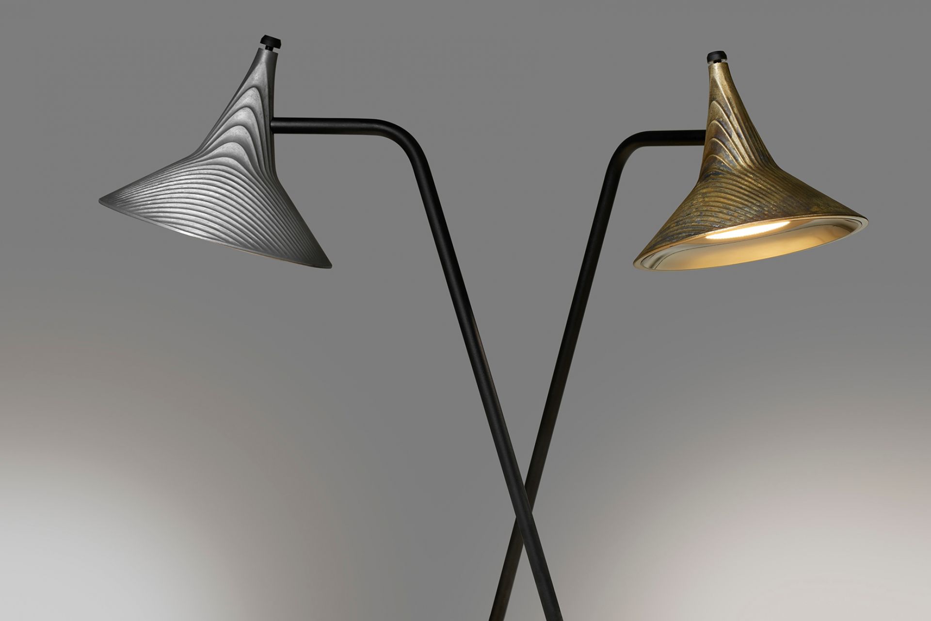 Unterlinden Table Tischleuchte von Artemide, moderne Schreibtischlampe mit zwei konischen Lampenschirmen in Silber und Gold.