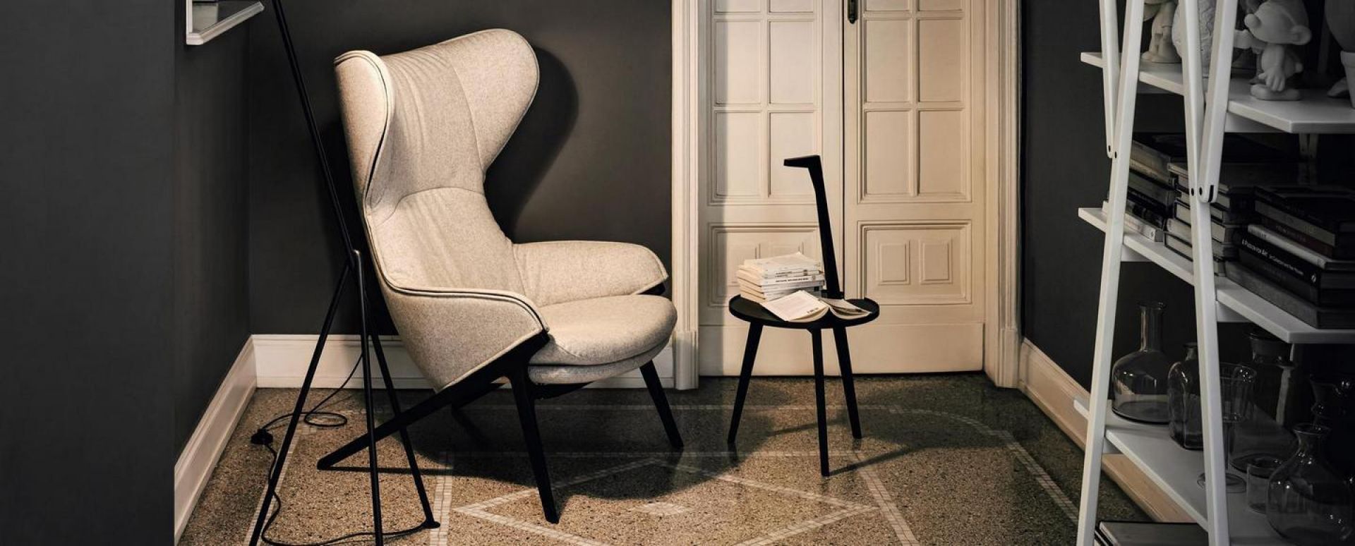 Beiger Cassina Sessel mit hohem Rücken, moderner Design-Sessel für Wohnzimmer und Büro.